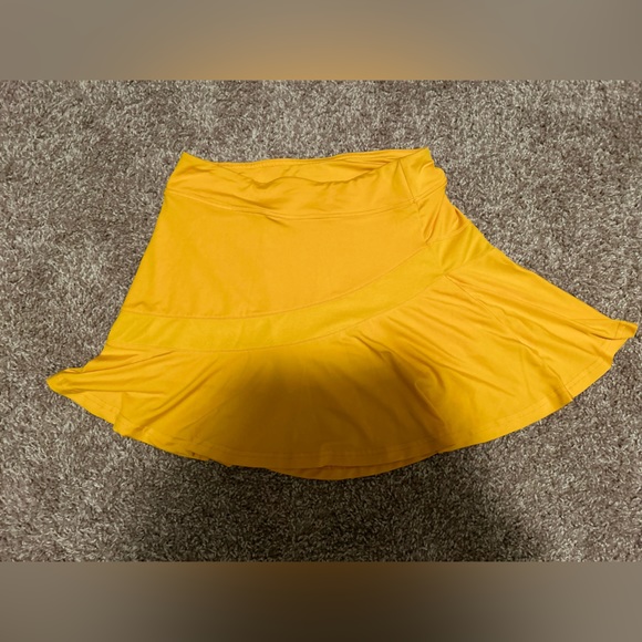 Yellow golf skirt/skort small size - Picture 2 of 2